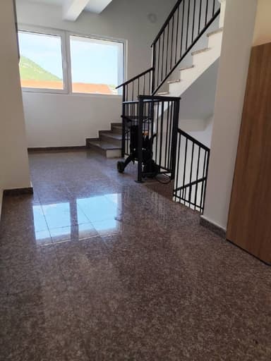 Срочная продажа квартиры в Будве за 145000 EUR с террасой и видом на сад