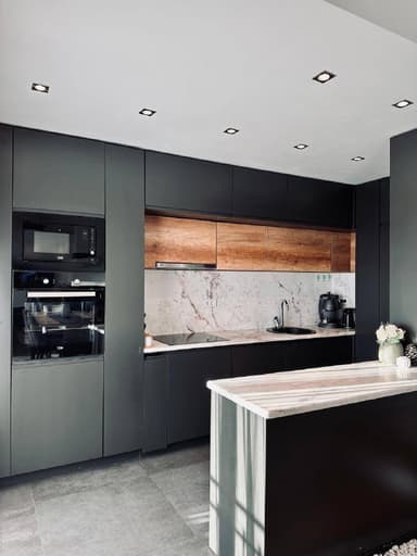 Аренда двухуровневой квартиры в Тивате, 2300 EUR с видом на море